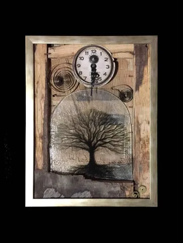 "Zaman" eseri MİNE POYRAZ tarafından 2017 yılında 42x332x4 cm ölçülerinde 800° - Cam Füzyon Tekniği tekniği ile yapılmıştır.