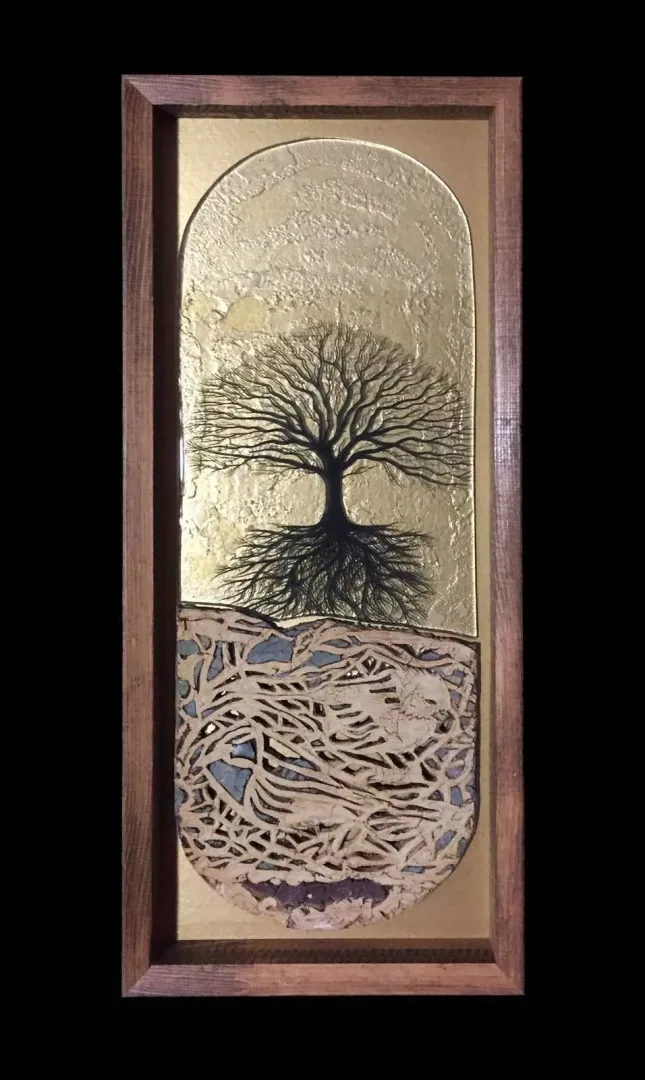 MİNE POYRAZ — “Kökler”, 2017 "Kökler" eseri MİNE POYRAZ tarafından 2017 yılında 64x26x4 cm ölçülerinde 1200° -Seramik Ajur ve Cam Füzyon Tekniği tekniği ile yapılmıştır.