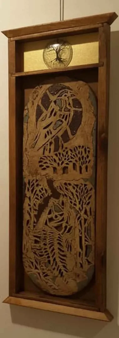 "Dallar ve Karga" eseri MİNE POYRAZ tarafından 2017 yılında 73x36x4 cm ölçülerinde 1200° - Seramik Kalıpla Şekillendirme tekniği ile yapılmıştır.