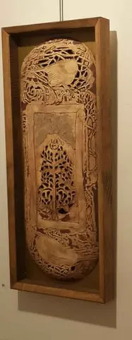 "Kuşlar" eseri MİNE POYRAZ tarafından 2017 yılında 63x28x4 cm ölçülerinde 1200° - Seramik Kalıpla Şekillendirme tekniği ile yapılmıştır.