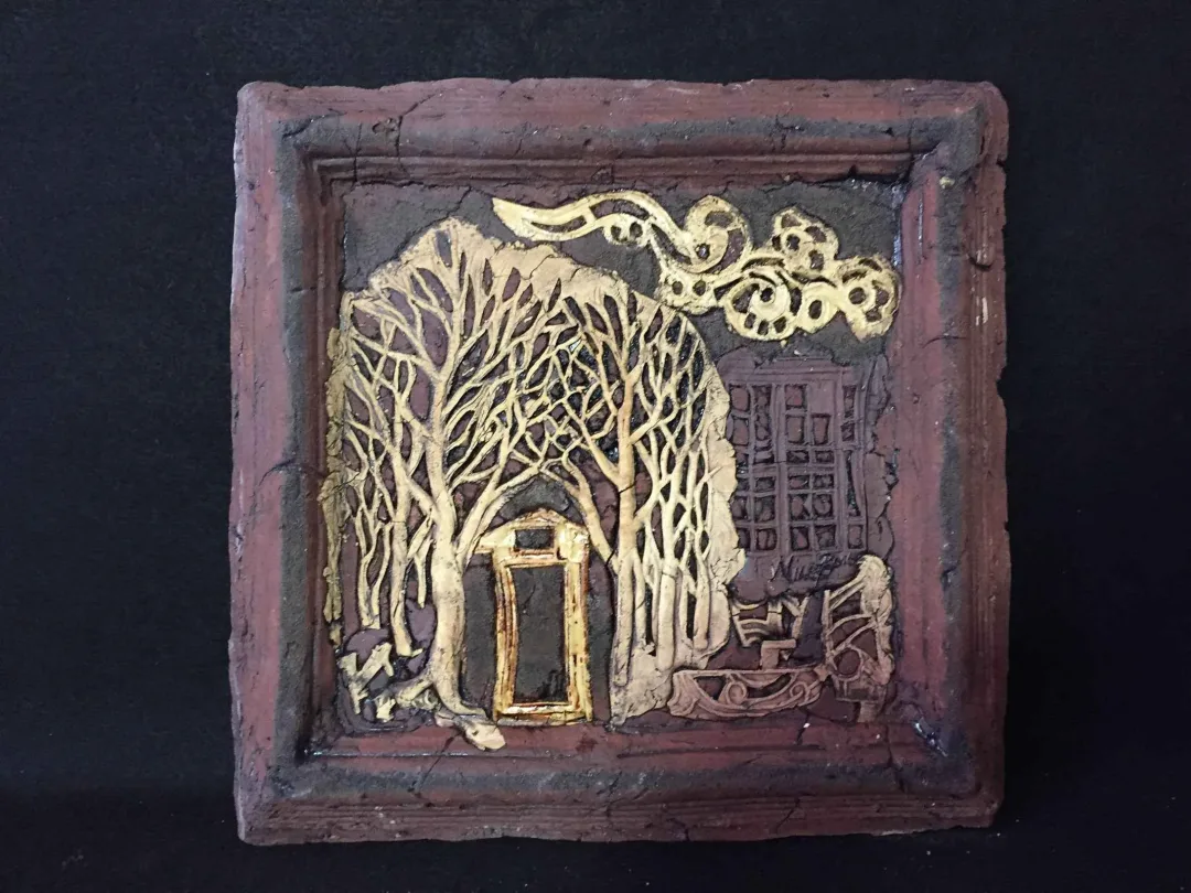 yakınlaştır "Ağaç Gölgeleri" eseri MİNE POYRAZ tarafından 2017 yılında 32x32x4 cm ölçülerinde 1200° - Seramik Ajur Tekniği tekniği ile yapılmıştır.