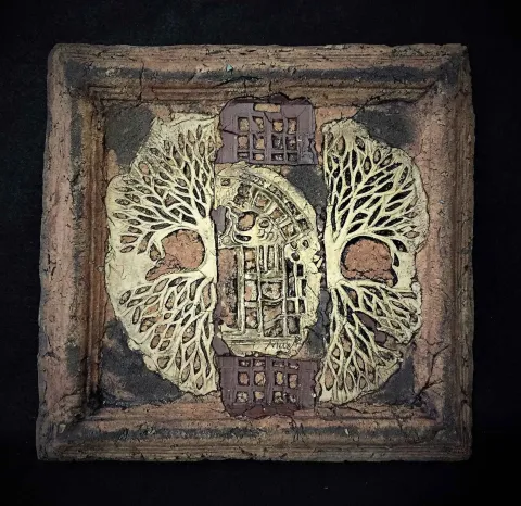 "Ağaç Gölgeleri" eseri MİNE POYRAZ tarafından 2017 yılında 32x32x4 cm ölçülerinde 1200° - Seramik Ajur Tekniği tekniği ile yapılmıştır.
