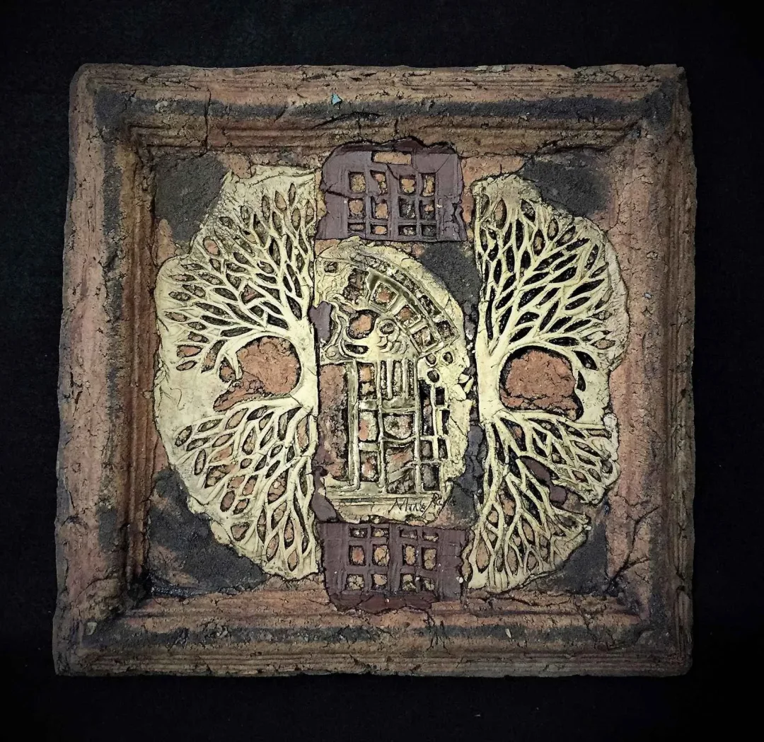 yakınlaştır "Ağaç Gölgeleri" eseri MİNE POYRAZ tarafından 2017 yılında 32x32x4 cm ölçülerinde 1200° - Seramik Ajur Tekniği tekniği ile yapılmıştır.