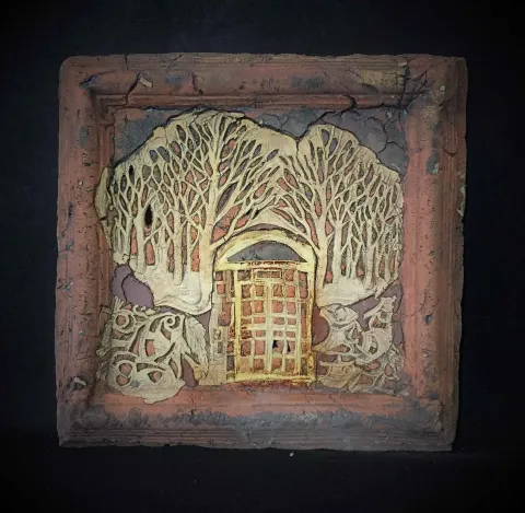 "Ağaç Gölgeleri" eseri MİNE POYRAZ tarafından 2017 yılında 32x32x4 cm ölçülerinde 1200° - Seramik Ajur Tekniği tekniği ile yapılmıştır.