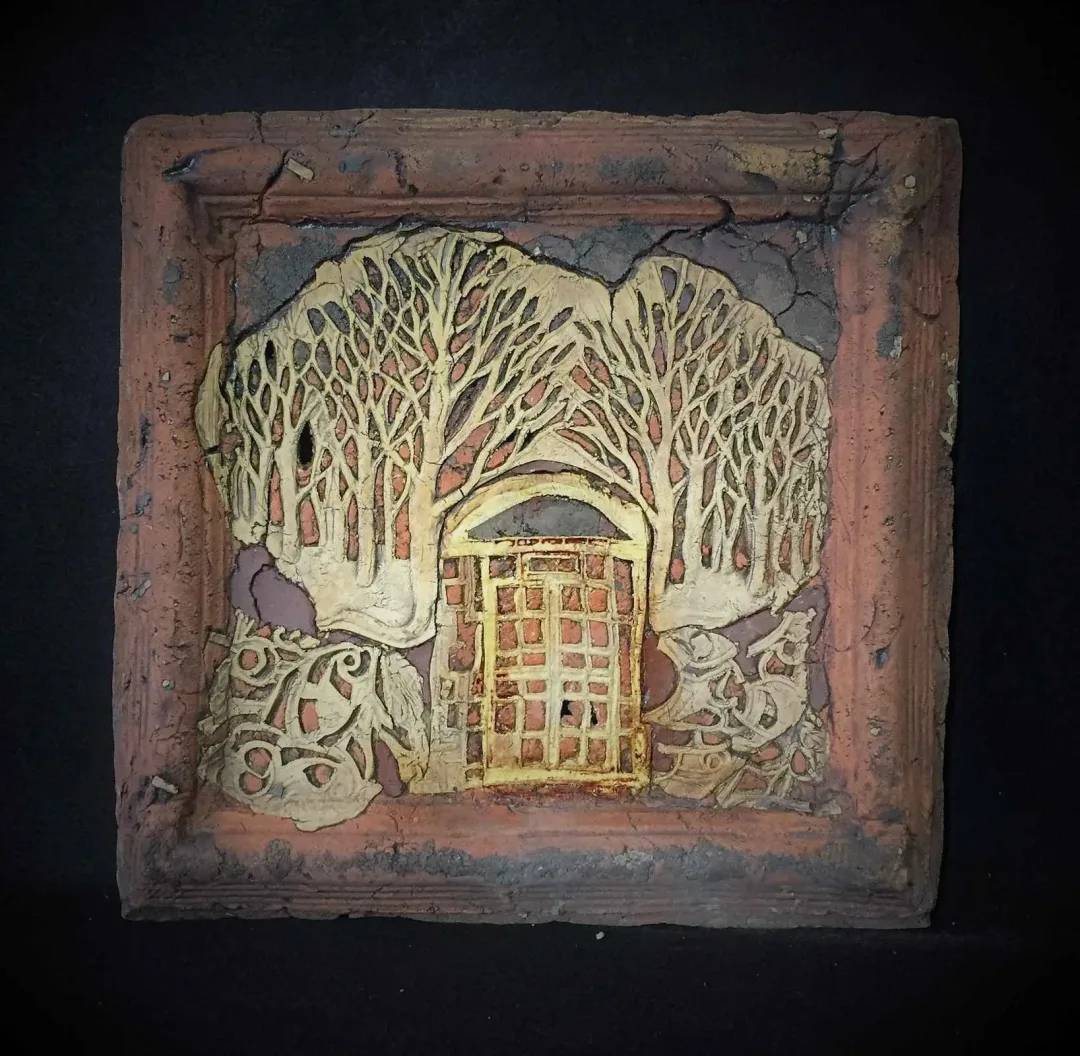 yakınlaştır "Ağaç Gölgeleri" eseri MİNE POYRAZ tarafından 2017 yılında 32x32x4 cm ölçülerinde 1200° - Seramik Ajur Tekniği tekniği ile yapılmıştır.