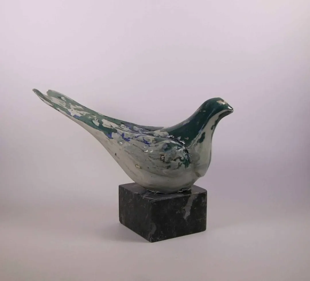 yakınlaştır "Güvercin" eseri MİNE POYRAZ tarafından 2017 yılında 20x27x13 cm ölçülerinde 1200° - Seramik Kalıpla Şekillendirme tekniği ile yapılmıştır.