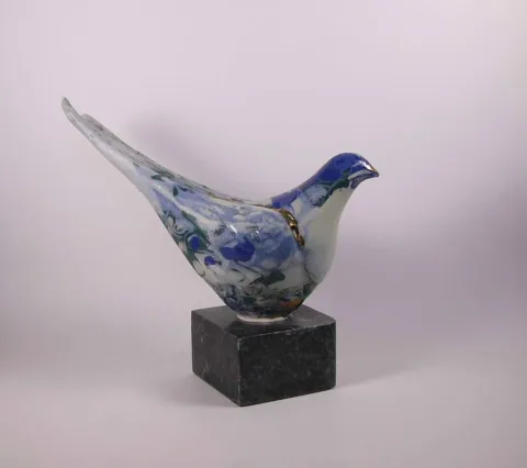 "Güvercin" eseri MİNE POYRAZ tarafından 2017 yılında 20x27x13 cm ölçülerinde 1200° - Seramik Kalıpla Şekillendirme tekniği ile yapılmıştır.