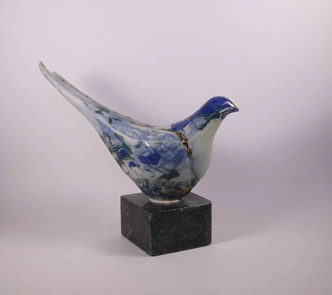 yakınlaştır "Güvercin" eseri MİNE POYRAZ tarafından 2017 yılında 20x27x13 cm ölçülerinde 1200° - Seramik Kalıpla Şekillendirme tekniği ile yapılmıştır.