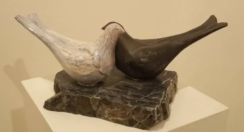 "Güvercinler" eseri MİNE POYRAZ tarafından 2017 yılında 40x21x13 cm ölçülerinde 1200° - Seramik Kalıpla Şekillendirme tekniği ile yapılmıştır.