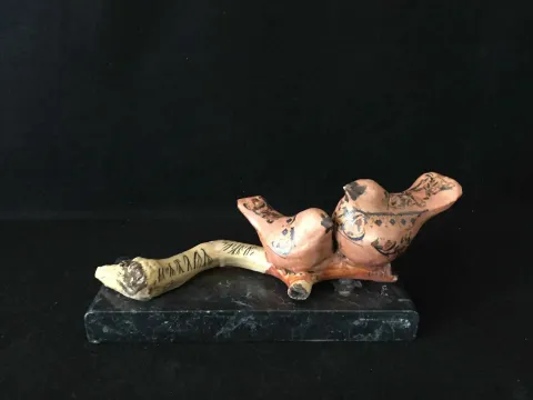 MİNE POYRAZ — “Daldaki Kuşlar”, 2017 "Daldaki Kuşlar" eseri MİNE POYRAZ tarafından 2017 yılında 24x6x4 cm ölçülerinde 1200° - Seramik Kalıpla Şekillendirme tekniği ile yapılmıştır.