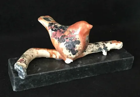 MİNE POYRAZ — “Daldaki Kuşlar”, 2017 "Daldaki Kuşlar" eseri MİNE POYRAZ tarafından 2017 yılında 24x6x4 cm ölçülerinde 1200° - Seramik Kalıpla Şekillendirme tekniği ile yapılmıştır.