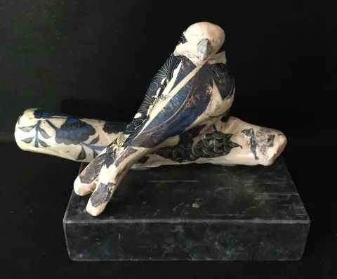 MİNE POYRAZ — “Dallar ve Karga”, 2017 "Dallar ve Karga" eseri MİNE POYRAZ tarafından 2017 yılında 32x25x17 cm ölçülerinde 1200° - Seramik Kalıpla Şekillendirme tekniği ile yapılmıştır.
