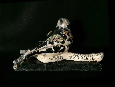 MİNE POYRAZ — “Dallar ve Karga”, 2017 "Dallar ve Karga" eseri MİNE POYRAZ tarafından 2017 yılında 32x15x12 cm ölçülerinde 1200° - Seramik Kalıpla Şekillendirme tekniği ile yapılmıştır.