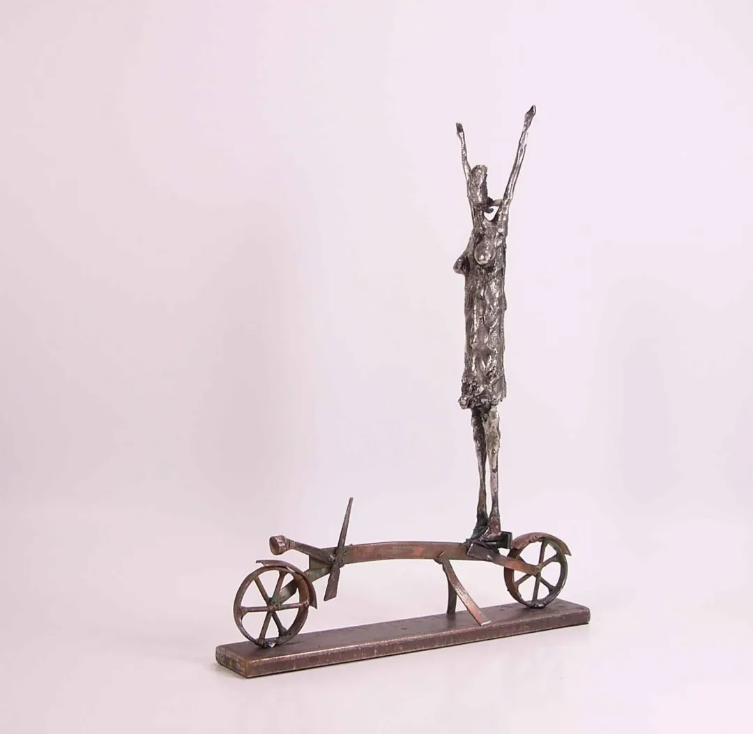 "İsimsiz" eseri ÖZER AKTAŞ tarafından 2016 yılında 5x20x26 cm ölçülerinde Demir yontu tekniği ile yapılmıştır.