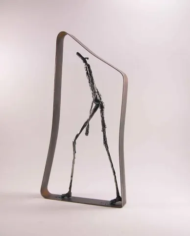 "İsimsiz" eseri ÖZER AKTAŞ tarafından 2016 yılında 38x20x5 cm ölçülerinde Demir yontu tekniği ile yapılmıştır.
