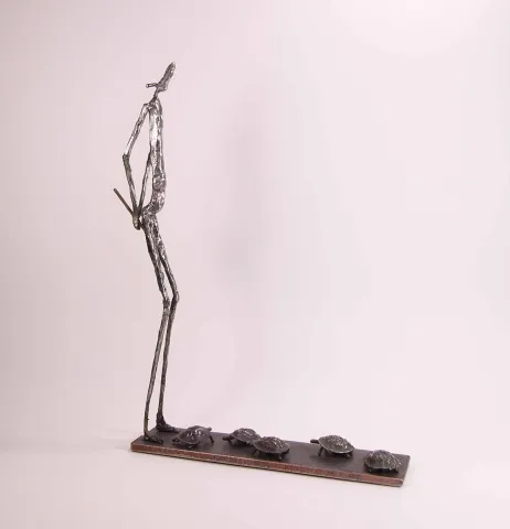 "İsimsiz" eseri ÖZER AKTAŞ tarafından 2016 yılında 6x25x36 cm ölçülerinde Demir yontu tekniği ile yapılmıştır.