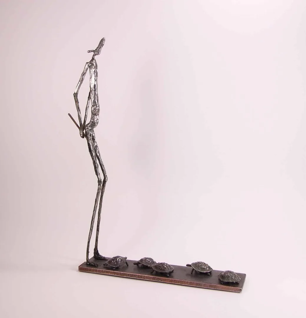 "İsimsiz" eseri ÖZER AKTAŞ tarafından 2016 yılında 6x25x36 cm ölçülerinde Demir yontu tekniği ile yapılmıştır.