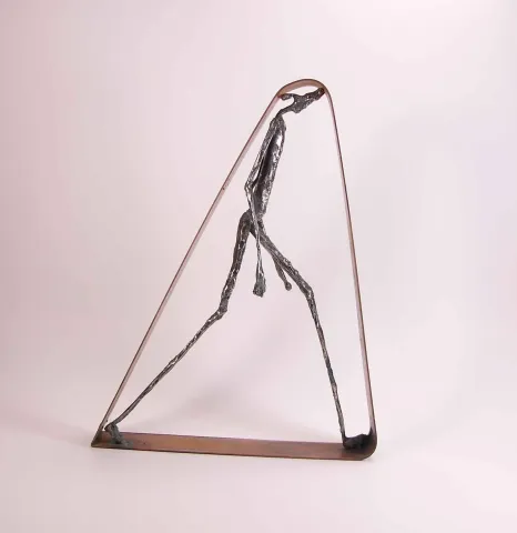 "İsimsiz" eseri ÖZER AKTAŞ tarafından 2016 yılında 6x27x34 cm ölçülerinde Demir yontu tekniği ile yapılmıştır.