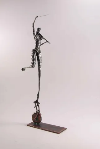 "İsimsiz" eseri ÖZER AKTAŞ tarafından 2016 yılında 40x20x9 cm ölçülerinde Demir yontu tekniği ile yapılmıştır.