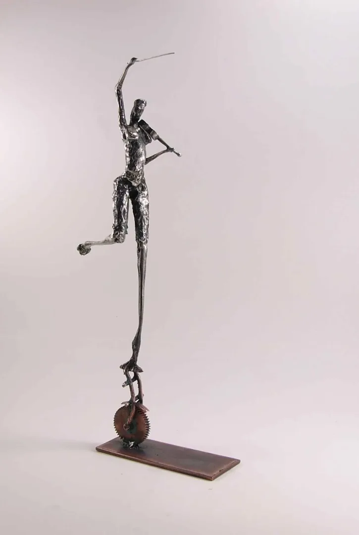 "İsimsiz" eseri ÖZER AKTAŞ tarafından 2016 yılında 40x20x9 cm ölçülerinde Demir yontu tekniği ile yapılmıştır.