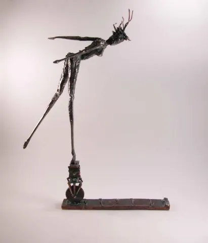 "İsimsiz" eseri ÖZER AKTAŞ tarafından 2016 yılında 48x35x12 cm ölçülerinde Demir yontu tekniği ile yapılmıştır.