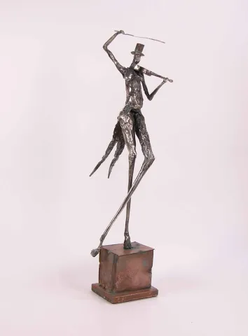"İsimsiz" eseri ÖZER AKTAŞ tarafından 2016 yılında 8x8x32 cm ölçülerinde Demir yontu tekniği ile yapılmıştır.