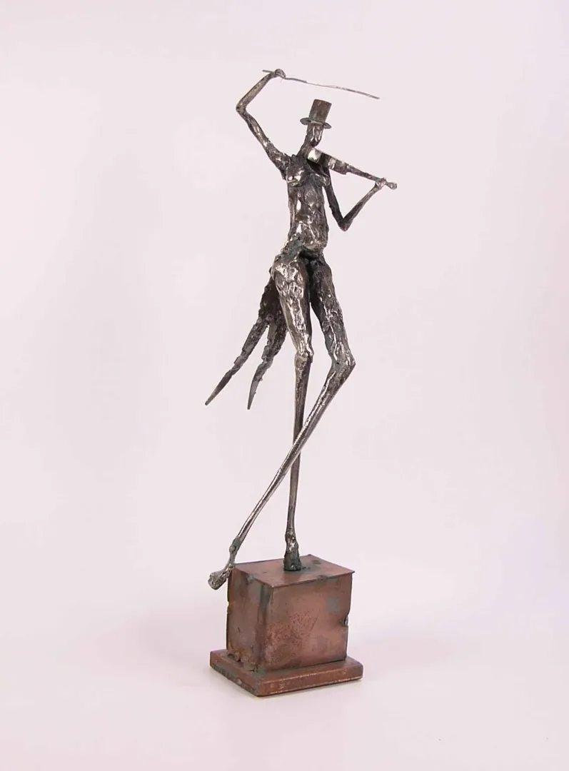 "İsimsiz" eseri ÖZER AKTAŞ tarafından 2016 yılında 8x8x32 cm ölçülerinde Demir yontu tekniği ile yapılmıştır.