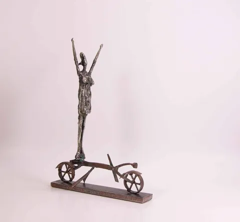 "İsimsiz" eseri ÖZER AKTAŞ tarafından 2016 yılında 8x17x22 cm ölçülerinde Demir yontu tekniği ile yapılmıştır.