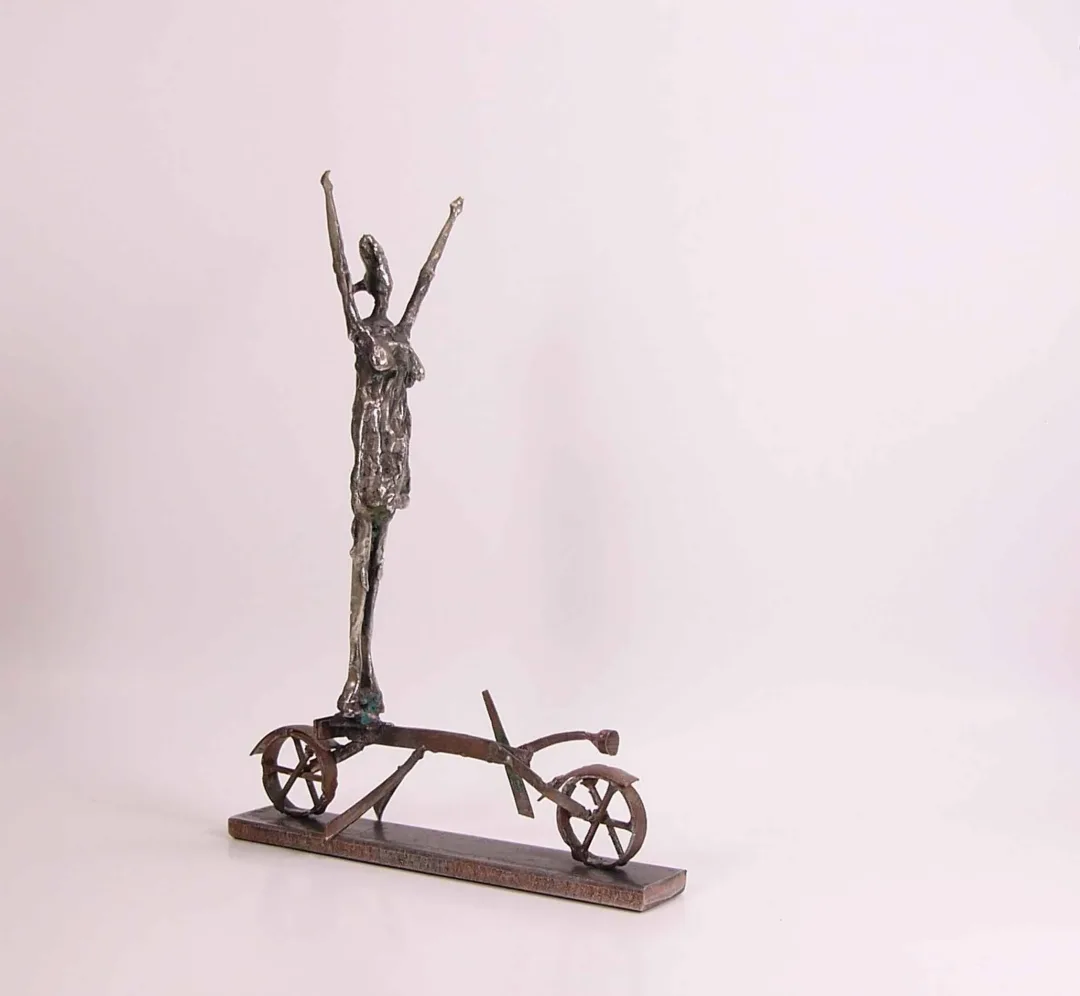 yakınlaştır "İsimsiz" eseri ÖZER AKTAŞ tarafından 2016 yılında 8x17x22 cm ölçülerinde Demir yontu tekniği ile yapılmıştır.
