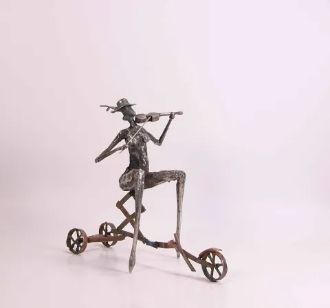 "İsimsiz" eseri ÖZER AKTAŞ tarafından 2016 yılında 8x18x20 cm ölçülerinde Demir yontu tekniği ile yapılmıştır.