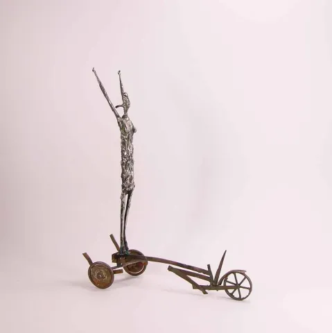 "İsimsiz" eseri ÖZER AKTAŞ tarafından 2016 yılında 9x25x31 cm ölçülerinde Demir yontu tekniği ile yapılmıştır.