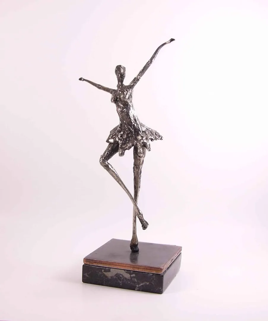"İsimsiz" eseri ÖZER AKTAŞ tarafından 2016 yılında 10x10x30 cm ölçülerinde Demir yontu tekniği ile yapılmıştır.