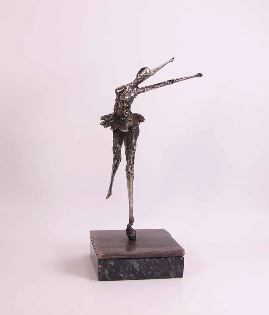 "İsimsiz" eseri ÖZER AKTAŞ tarafından 2016 yılında 10x10x30 cm ölçülerinde Demir yontu tekniği ile yapılmıştır.