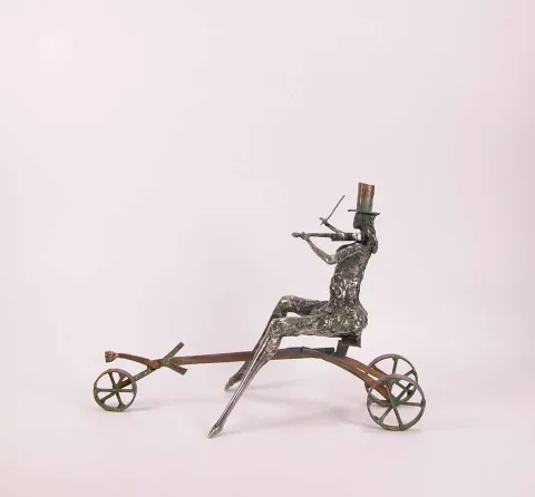 "İsimsiz" eseri ÖZER AKTAŞ tarafından 2016 yılında 10x17x24 cm ölçülerinde Demir yontu tekniği ile yapılmıştır.