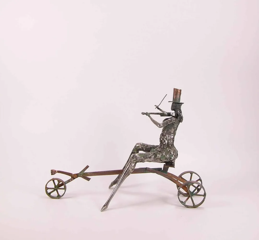 yakınlaştır "İsimsiz" eseri ÖZER AKTAŞ tarafından 2016 yılında 10x17x24 cm ölçülerinde Demir yontu tekniği ile yapılmıştır.