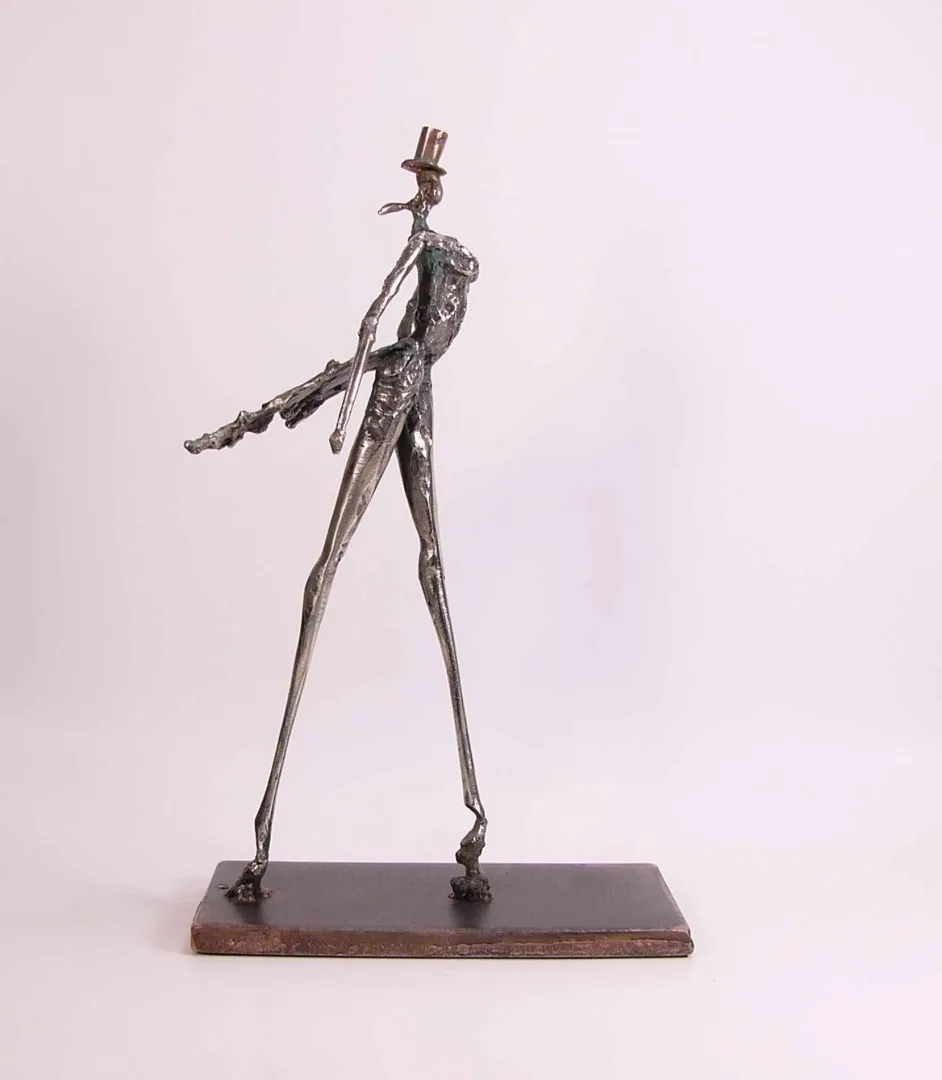 "İsimsiz" eseri ÖZER AKTAŞ tarafından 2016 yılında 10x17x28 cm ölçülerinde Demir yontu tekniği ile yapılmıştır.