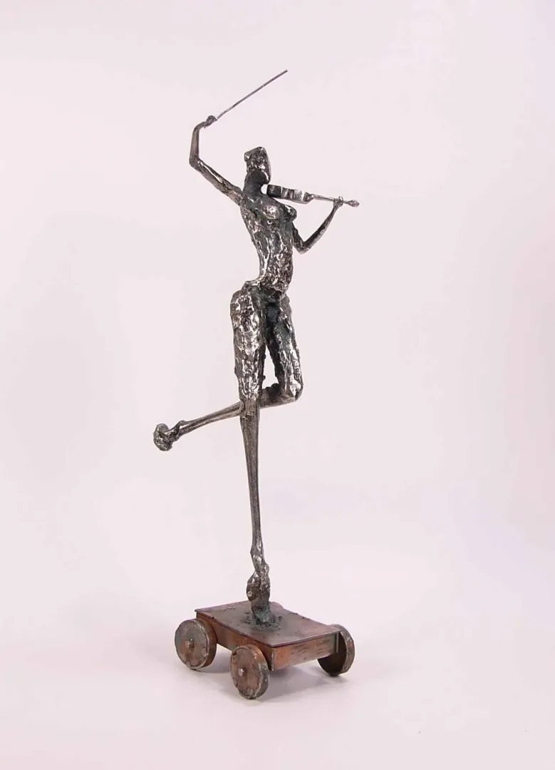 "İsimsiz" eseri ÖZER AKTAŞ tarafından 2016 yılında 11x11x30 cm ölçülerinde Demir yontu tekniği ile yapılmıştır.
