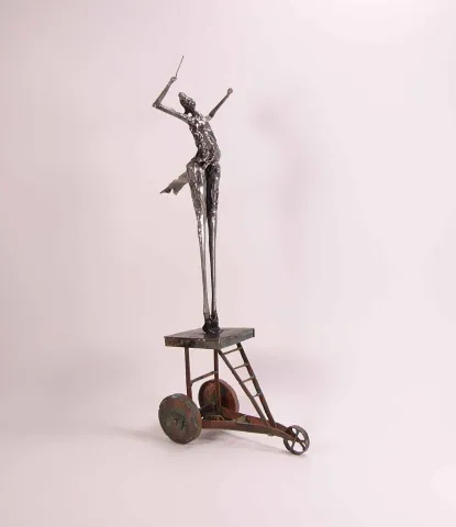 "İsimsiz" eseri ÖZER AKTAŞ tarafından 2016 yılında 11x15x38 cm ölçülerinde Demir yontu tekniği ile yapılmıştır.