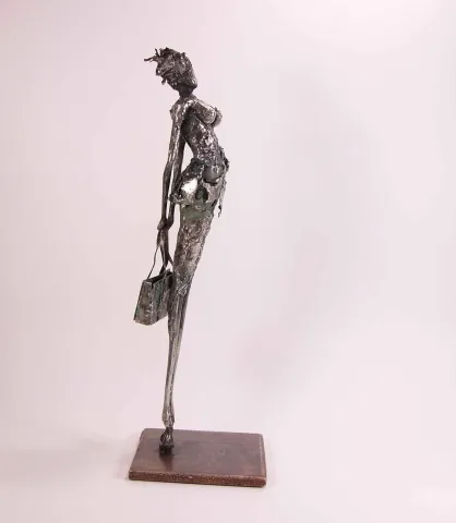 "İsimsiz" eseri ÖZER AKTAŞ tarafından 2016 yılında 12x12x38 cm ölçülerinde Demir yontu tekniği ile yapılmıştır.