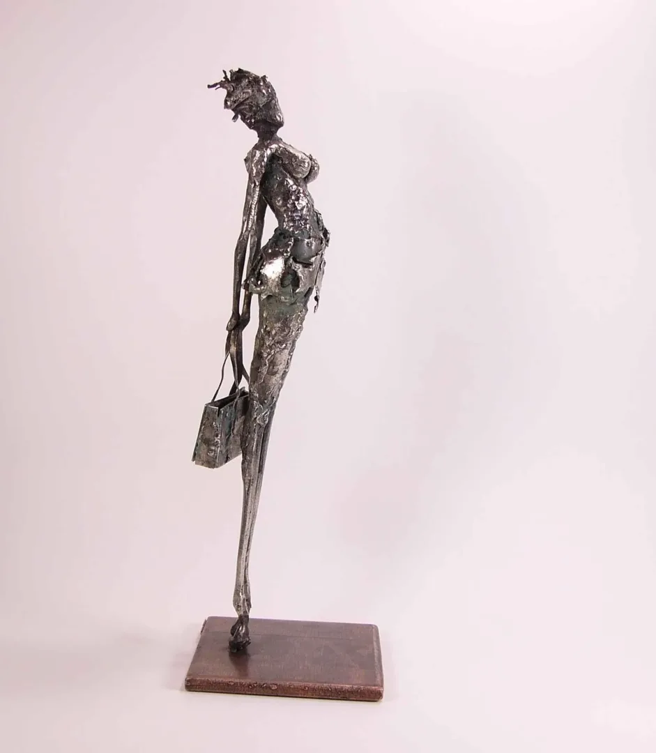 yakınlaştır "İsimsiz" eseri ÖZER AKTAŞ tarafından 2016 yılında 12x12x38 cm ölçülerinde Demir yontu tekniği ile yapılmıştır.