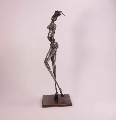 "İsimsiz" eseri ÖZER AKTAŞ tarafından 2016 yılında 12x12x39 cm ölçülerinde Demir yontu tekniği ile yapılmıştır.
