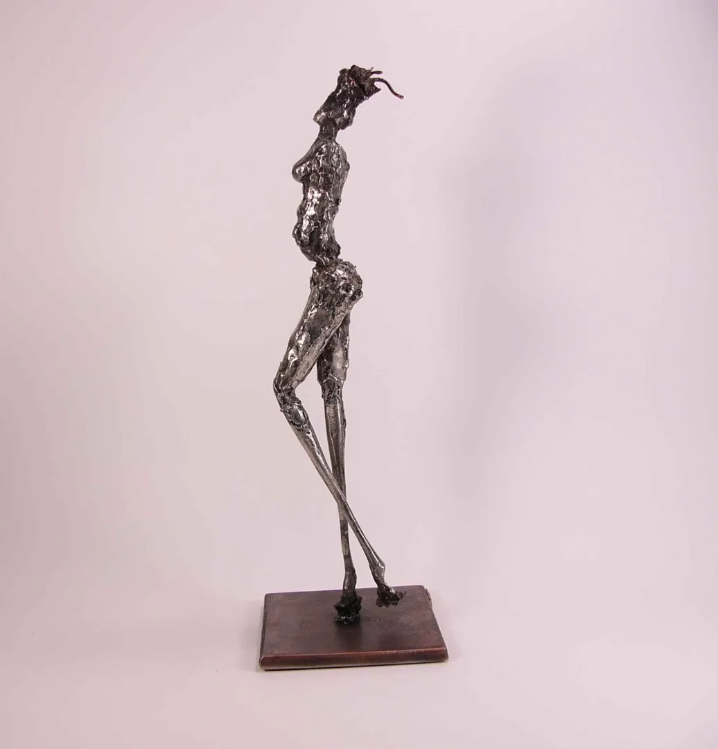 "İsimsiz" eseri ÖZER AKTAŞ tarafından 2016 yılında 12x12x39 cm ölçülerinde Demir yontu tekniği ile yapılmıştır.