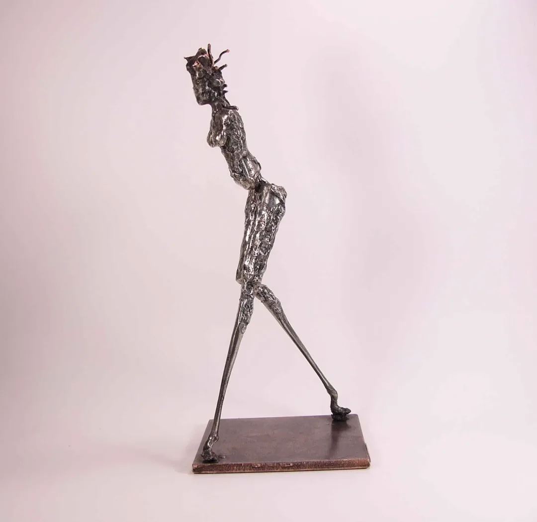"İsimsiz" eseri ÖZER AKTAŞ tarafından 2016 yılında 12x16x38 cm ölçülerinde Demir yontu tekniği ile yapılmıştır.