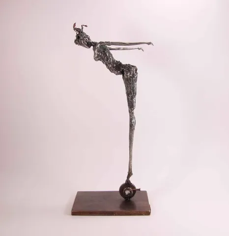 "İsimsiz" eseri ÖZER AKTAŞ tarafından 2016 yılında 12x16x39 cm ölçülerinde Demir yontu tekniği ile yapılmıştır.
