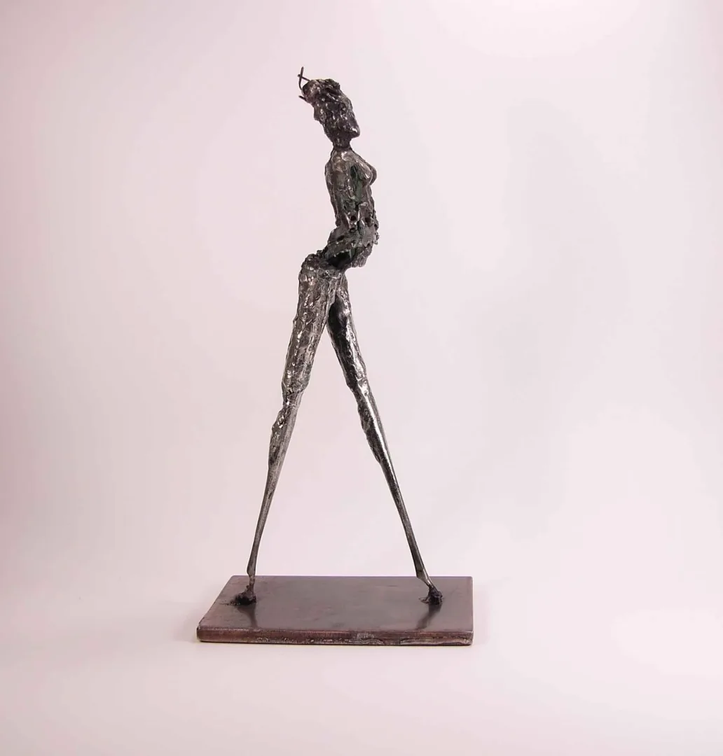 yakınlaştır "İsimsiz" eseri ÖZER AKTAŞ tarafından 2016 yılında 12x18x38 cm ölçülerinde Demir yontu tekniği ile yapılmıştır.
