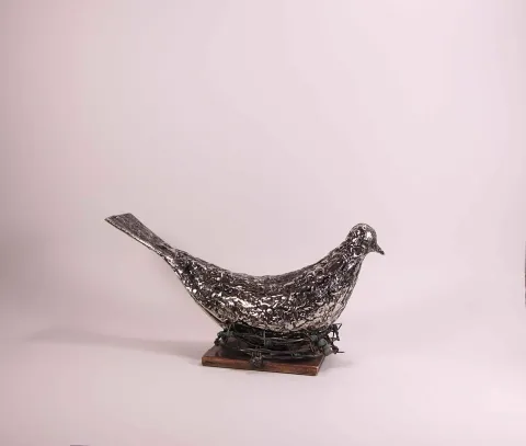"İsimsiz" eseri ÖZER AKTAŞ tarafından 2016 yılında 13x15x30 cm ölçülerinde Demir yontu tekniği ile yapılmıştır.