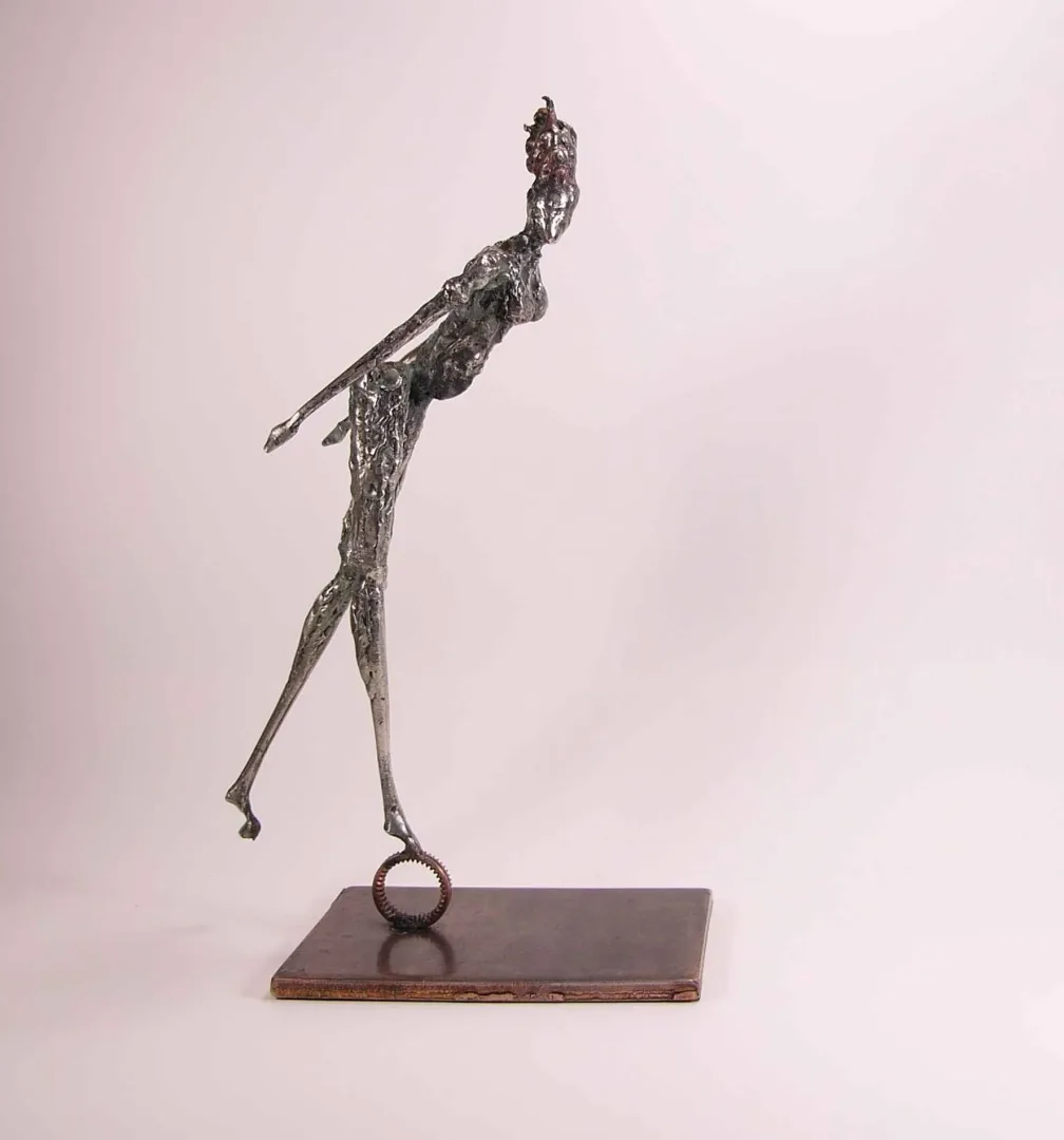 "İsimsiz" eseri ÖZER AKTAŞ tarafından 2016 yılında 13x22x37 cm ölçülerinde Demir yontu tekniği ile yapılmıştır.