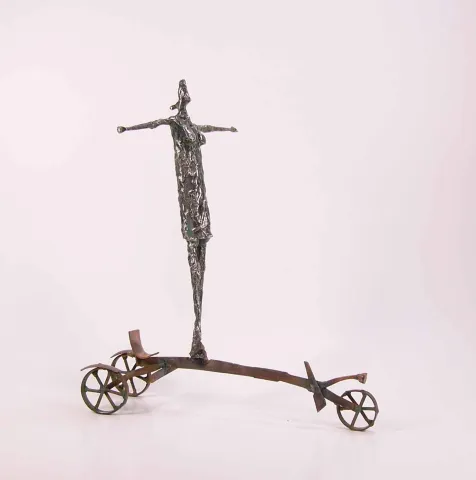 "İsimsiz" eseri ÖZER AKTAŞ tarafından 2016 yılında 16x22x26 cm ölçülerinde Demir yontu tekniği ile yapılmıştır.