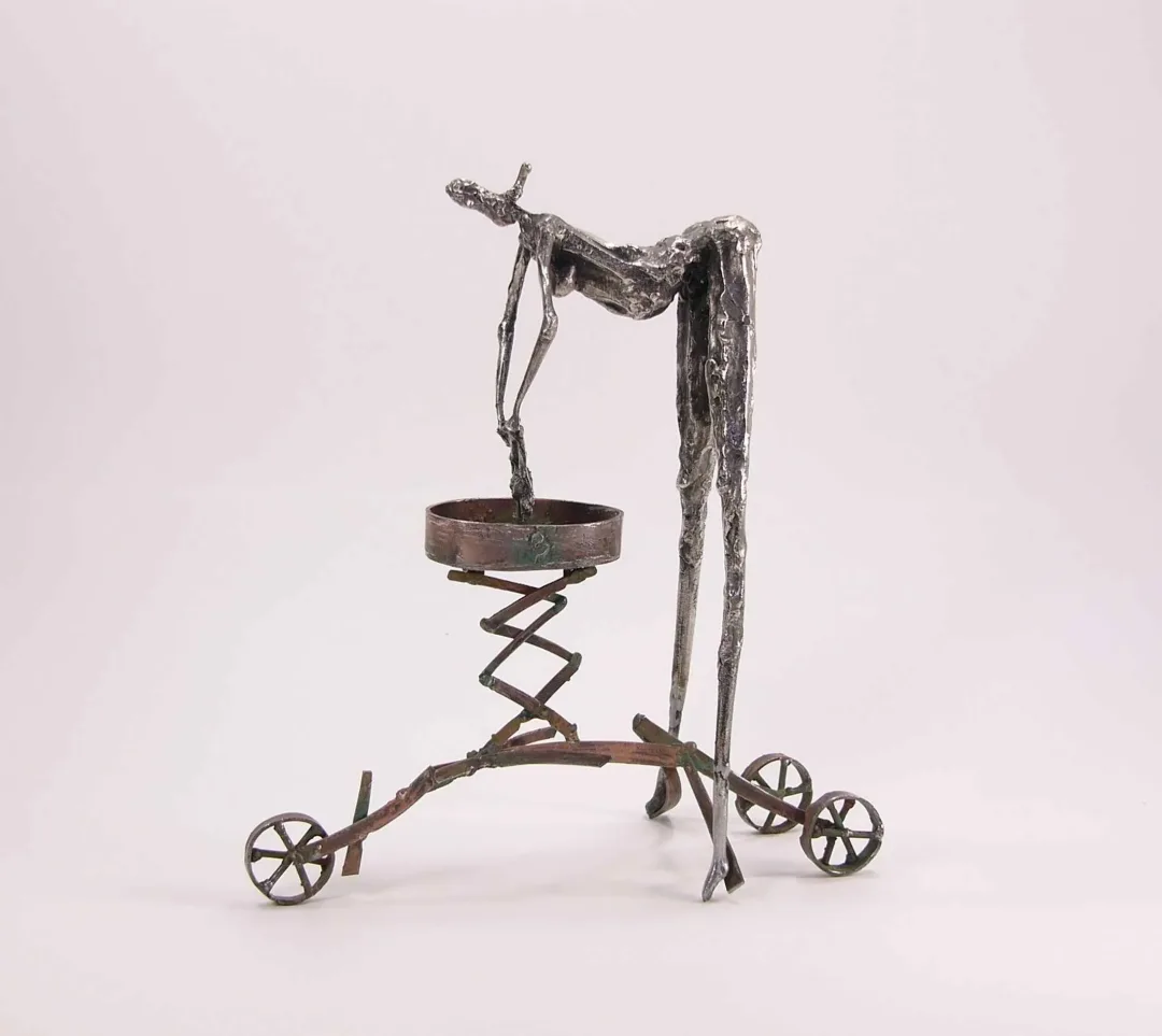 "İsimsiz" eseri ÖZER AKTAŞ tarafından 2016 yılında 22x21x9 cm ölçülerinde Demir yontu tekniği ile yapılmıştır.