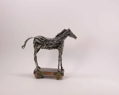 "İsimsiz" eseri ÖZER AKTAŞ tarafından 2016 yılında 23x20x8 cm ölçülerinde Demir yontu tekniği ile yapılmıştır.